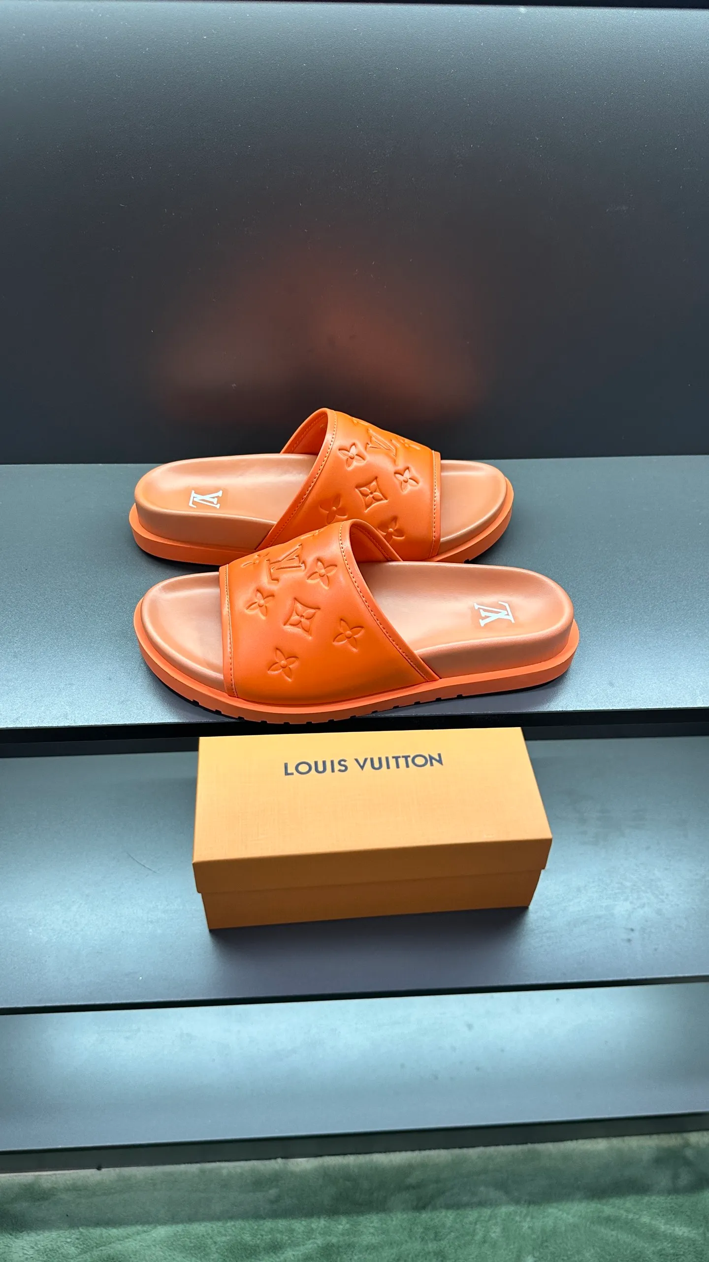 [L Home] P: 300💰Size: 38-45 Top purchasing lv men's summer slippers, classic presbyopia with soft real leather lining, unique color splicing effect, distinctive personality, fashionable and trendy essential style, light and comfortable. Lightweight and tough rubber insole, micro ridged foam outsole, super comfortable!